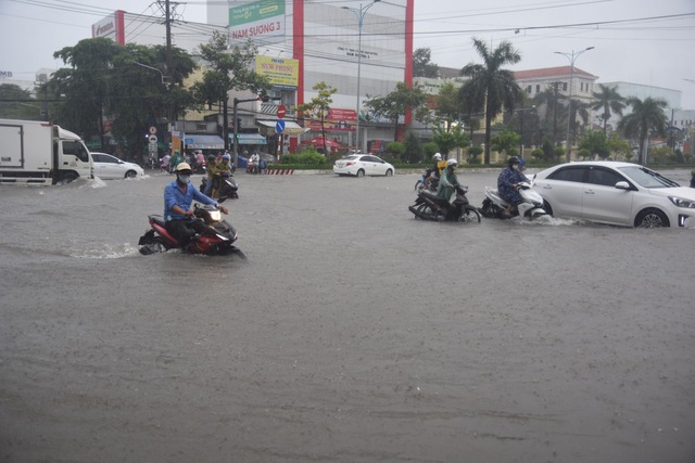 Mưa lớn kết hợp với triều cường, nhiều tuyến đường ở TP.Cà Mau biến thành sông  - Ảnh 1.