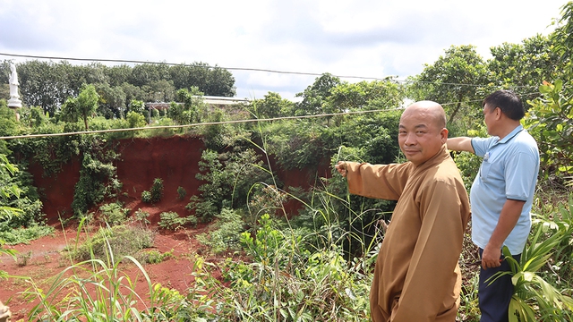 Từ đơn thư bạn đọc: Khai thác đất bừa bãi, trái phép gây nguy hiểm cho dân - Ảnh 1.