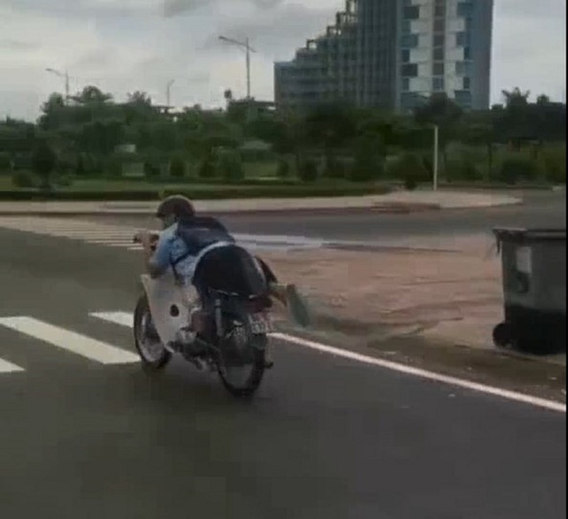 Sốc cảnh người nam nằm trên xe máy chạy trên đường trước UBND tỉnh Vĩnh Long - Ảnh 1.