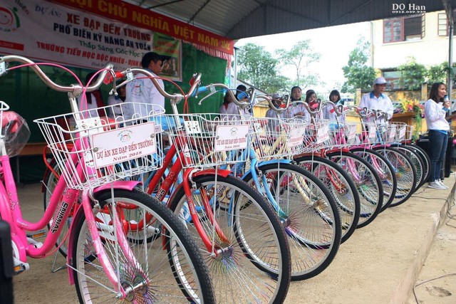 Trao tặng xe đạp cho các em có hoàn cảnh khó khăn Trường tiểu học Ôn Lương, huyện Phú Lương, tỉnh Thái Nguyên