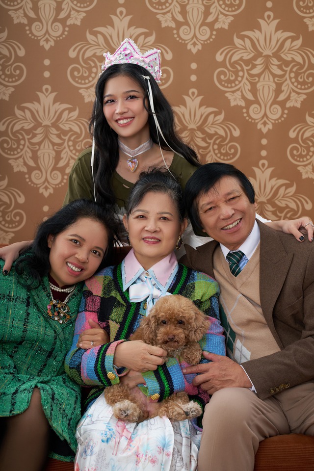 Suni Hạ Linh 'khoe khéo' gia đình có bố mẹ, chị gái đều là nghệ sĩ múa  - Ảnh 1.