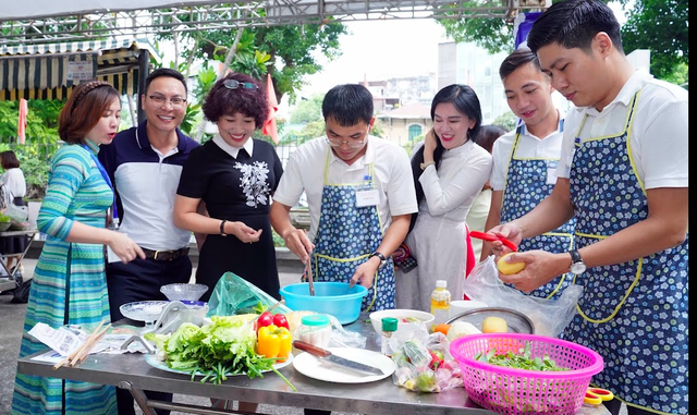 'Cánh mày râu' hào hứng vào bếp thi nấu ăn Ngày phụ nữ Việt Nam - Ảnh 4. 'Cánh mày râu' hào hứng vào bếp thi nấu ăn Ngày phụ nữ Việt Nam - Ảnh 4.