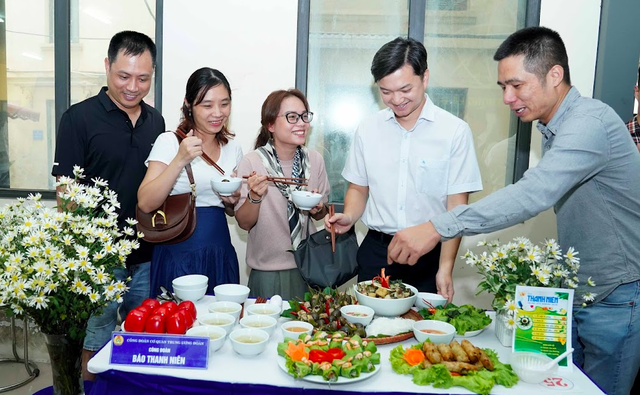 'Cánh mày râu' hào hứng vào bếp thi nấu ăn Ngày phụ nữ Việt Nam - Ảnh 7.
