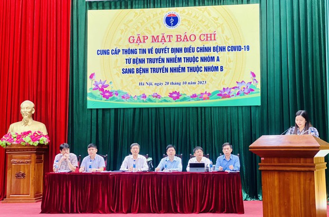 Từ hôm nay 20.10, người mắc bệnh Covid-19 phải đeo khẩu trang 10 ngày - Ảnh 1. Từ hôm nay 20.10, người mắc bệnh Covid-19 phải đeo khẩu trang 10 ngày - Ảnh 1.