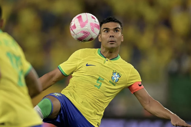 Casemiro vẫn ở lại Brazil, HLV Erik ten Hag phải xoay xở để CLB M.U vượt khó - Ảnh 1.