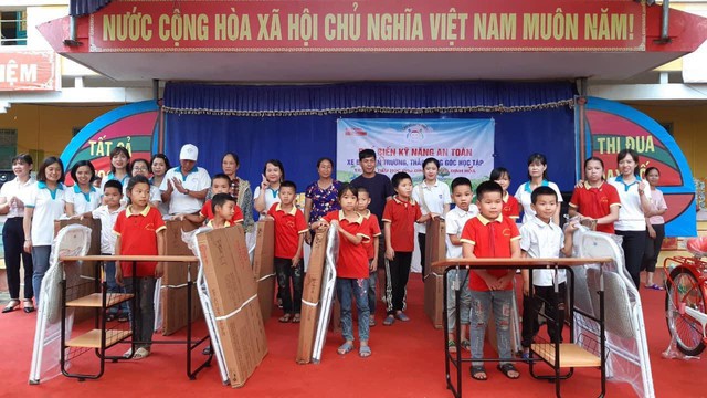 CLB từ thiện Nụ cười của em trao tặng bàn ghế cho các em có hoàn cảnh khó khăn huyện Định Hóa