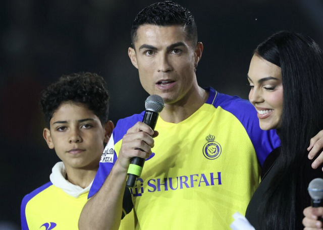 Con trai Cristiano Ronaldo có thể đạt được ước mơ thi đấu cùng ông bố nổi tiếng - Ảnh 1.