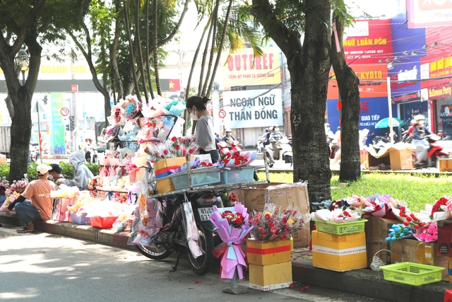 Người trẻ bán hoa than ế ẩm trong ngày 20.10  - Ảnh 1.