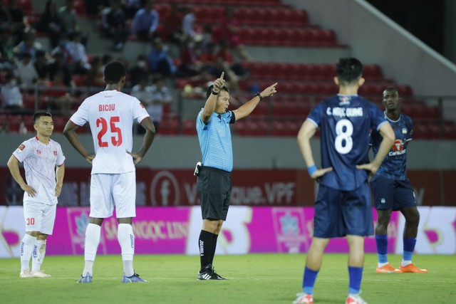 VAR phát huy tác dụng ở trận Hải Phòng gặp HAGL thế nào? - Ảnh 4. VAR phát huy tác dụng ở trận Hải Phòng gặp HAGL thế nào? - Ảnh 4.