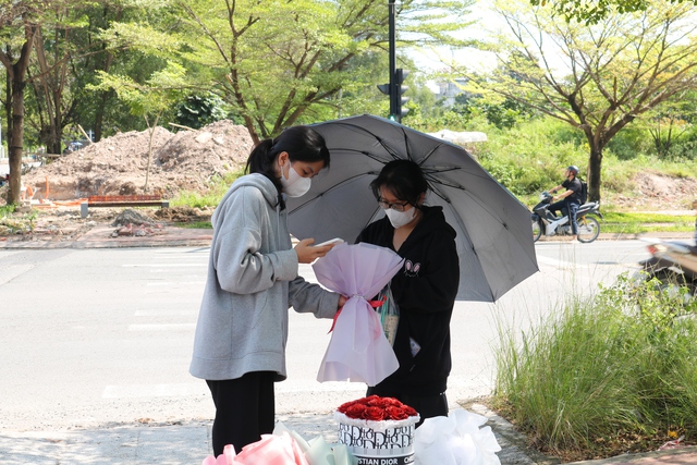 Người trẻ bán hoa than ế ẩm trong ngày 20.10  - Ảnh 5.