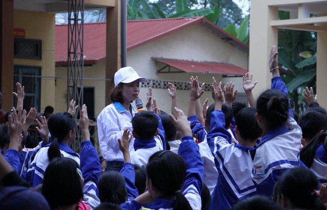 Phút giao lưu vui vẻ của thành viên Câu lạc bộ từ thiện Nụ cười của em với các em học sinh Trường tiểu học Thần Sa, Võ Nhai, Thái Nguyên