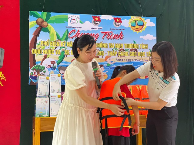Thành viên CLB đang hướng dẫn kỹ năng phòng chống đuối nước Thành viên CLB đang hướng dẫn kỹ năng phòng chống đuối nước