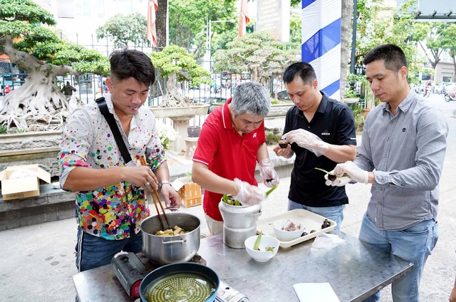 'Cánh mày râu' hào hứng vào bếp thi nấu ăn Ngày phụ nữ Việt Nam - Ảnh 3.