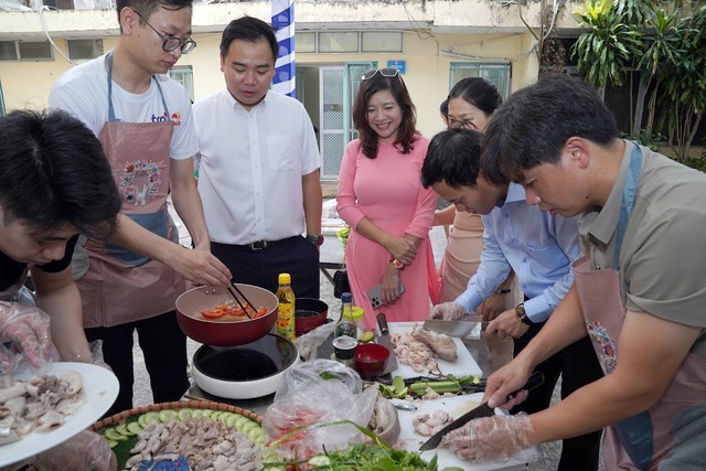'Cánh mày râu' hào hứng vào bếp thi nấu ăn Ngày phụ nữ Việt Nam - Ảnh 8. 'Cánh mày râu' hào hứng vào bếp thi nấu ăn Ngày phụ nữ Việt Nam - Ảnh 8.