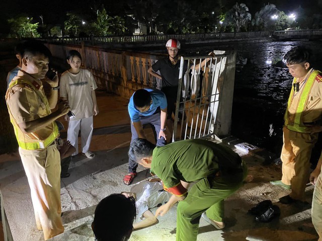 Cứu 2 học sinh nam nữ bị đuối nước ở hồ nghĩa trang liệt sĩ - Ảnh 1.