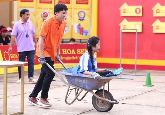 Quách Ngọc Tuyên hợp sức cùng Hoa hậu Ngọc Diễm mang tiền thưởng cho trẻ mồ côi - Ảnh 1.