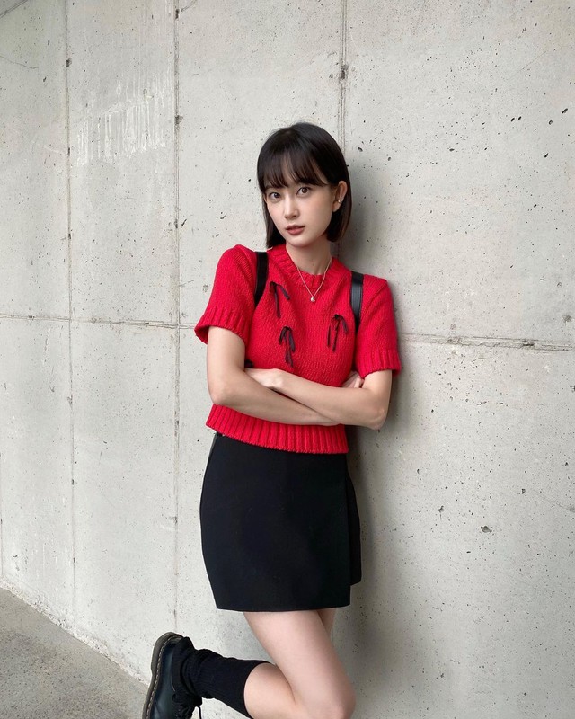 Bước vào mùa lạnh đầy tự tin mạnh mẽ với trang phục màu đỏ - Ảnh 4. Bước vào mùa lạnh đầy tự tin mạnh mẽ với trang phục màu đỏ - Ảnh 4.