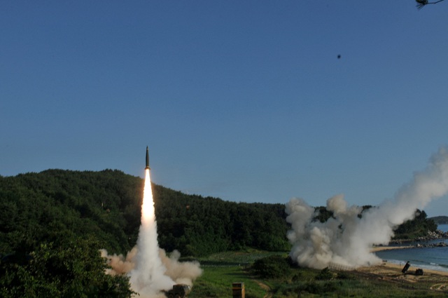 Triều Tiên phản ứng mạnh việc Mỹ gửi tên lửa tầm xa ATACMS cho Ukraine - Ảnh 1.