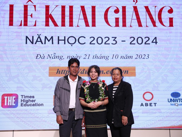 Xúc động nữ thủ khoa cổ vũ bạn bè 'sống cuộc đời đáng sống' - Ảnh 3. Xúc động nữ thủ khoa cổ vũ bạn bè 'sống cuộc đời đáng sống' - Ảnh 3.