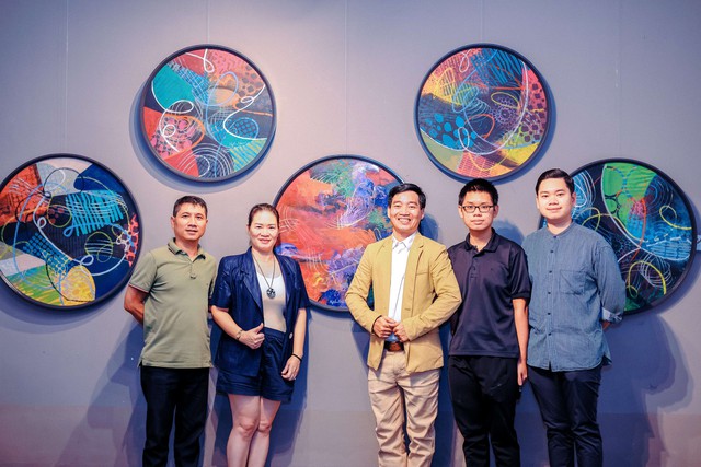 'Giờ thứ 9', sự tung hứng cùng những sắc màu của các họa sĩ trẻ - Ảnh 10. 'Giờ thứ 9', sự tung hứng cùng những sắc màu của các họa sĩ trẻ - Ảnh 10.