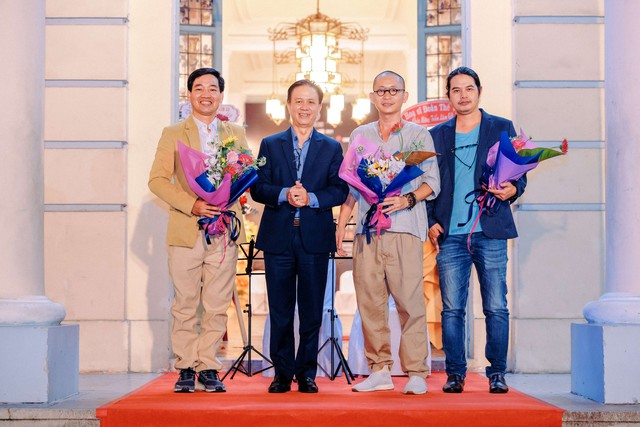 'Giờ thứ 9', sự tung hứng cùng những sắc màu của các họa sĩ trẻ - Ảnh 11. 'Giờ thứ 9', sự tung hứng cùng những sắc màu của các họa sĩ trẻ - Ảnh 11.