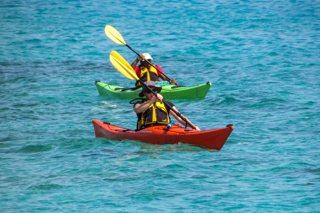 Du khách tham gia hoạt động chèo thuyền kayak
