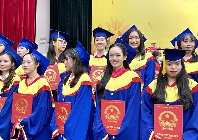 Vì sao phụ huynh có con xuất sắc, giỏi mới nhận thư mời dự lễ tốt nghiệp? - Ảnh 2. Vì sao phụ huynh có con xuất sắc, giỏi mới nhận thư mời dự lễ tốt nghiệp? - Ảnh 2.