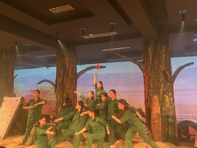 Mang 5 tấn đất từ Ngã ba Đồng Lộc về Hà Nội dựng 'Huyền thoại tuổi thanhxuân' - Ảnh 1. Mang 5 tấn đất từ Ngã ba Đồng Lộc về Hà Nội dựng 'Huyền thoại tuổi thanhxuân' - Ảnh 1.