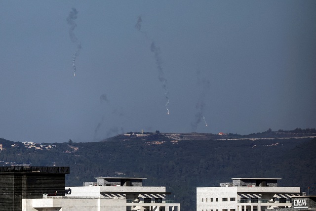 Israel khiến 2 sân bay Syria tê liệt, cảnh báo Hezbollah - Ảnh 3.