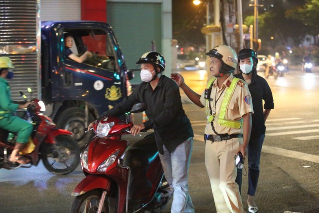 CSGT TP.HCM phạt cồn kịch khung, người vi phạm: 'Tôi chỉ nhấp môi' - Ảnh 1.