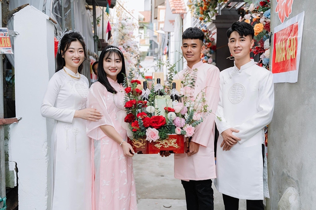Thích thú với đám cưới nhà trai ở ngay đối diện nhà gái - Ảnh 1. Thích thú với đám cưới nhà trai ở ngay đối diện nhà gái - Ảnh 1.
