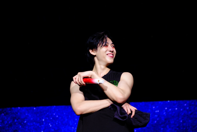 BamBam (GOT7) hát 'Thích em hơi nhiều' của Wren Evans, đội nón lá quẩy sung tại concert - Ảnh 1.