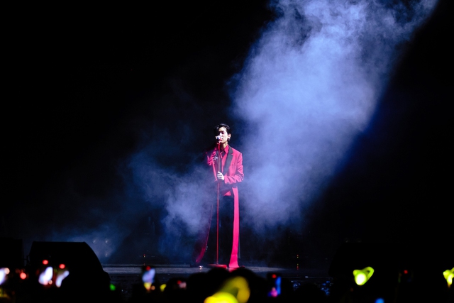 BamBam (GOT7) hát 'Thích em hơi nhiều' của Wren Evans, đội nón lá quẩy sung tại concert - Ảnh 4. BamBam (GOT7) hát 'Thích em hơi nhiều' của Wren Evans, đội nón lá quẩy sung tại concert - Ảnh 4.
