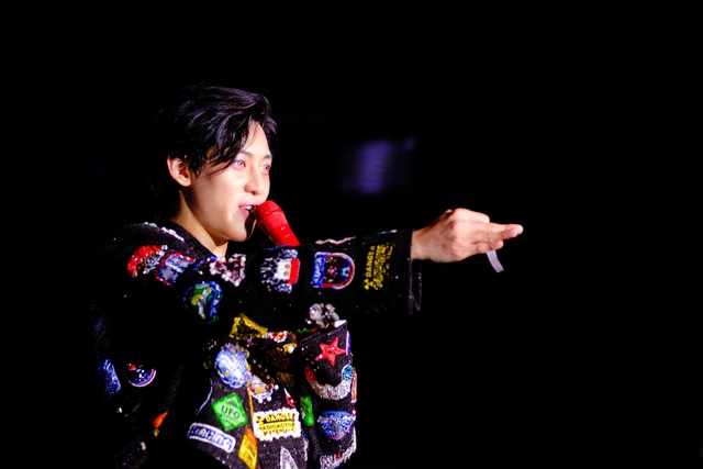 BamBam (GOT7) hát 'Thích em hơi nhiều' của Wren Evans, đội nón lá quẩy sung tại concert - Ảnh 5. BamBam (GOT7) hát 'Thích em hơi nhiều' của Wren Evans, đội nón lá quẩy sung tại concert - Ảnh 5.