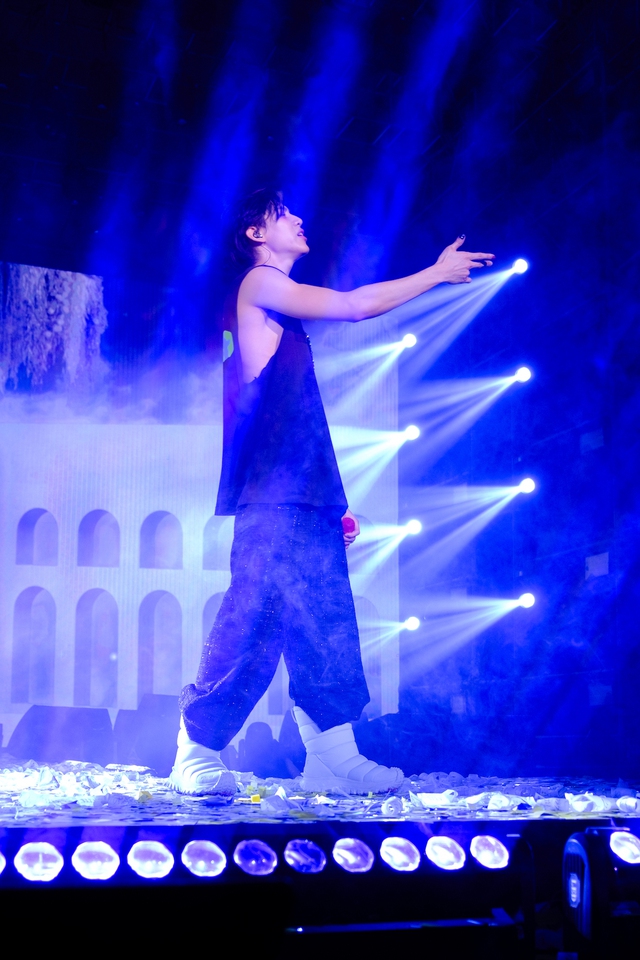 BamBam (GOT7) hát 'Thích em hơi nhiều' của Wren Evans, đội nón lá quẩy sung tại concert - Ảnh 3. BamBam (GOT7) hát 'Thích em hơi nhiều' của Wren Evans, đội nón lá quẩy sung tại concert - Ảnh 3.