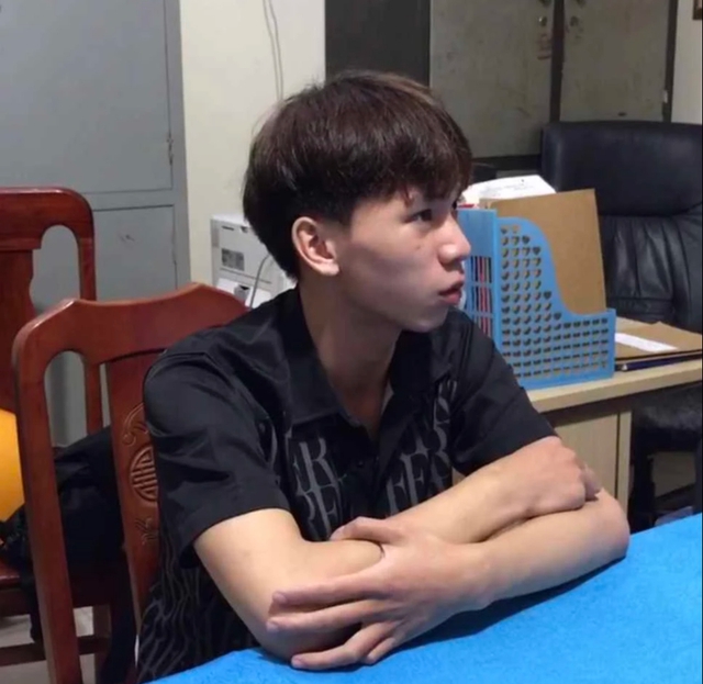 Quảng Trị: Bắt nghi phạm bịt mặt, vờ mua vàng rồi giật cả cây vàng bỏ chạy - Ảnh 2. Quảng Trị: Bắt nghi phạm bịt mặt, vờ mua vàng rồi giật cả cây vàng bỏ chạy - Ảnh 2.