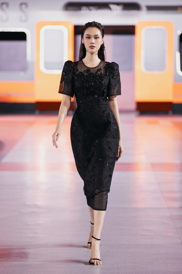 Kỳ Duyên Minh Triệu làm vedette show thời trang Express Thu Đông 2023 tại Hà Nội - Ảnh 11.