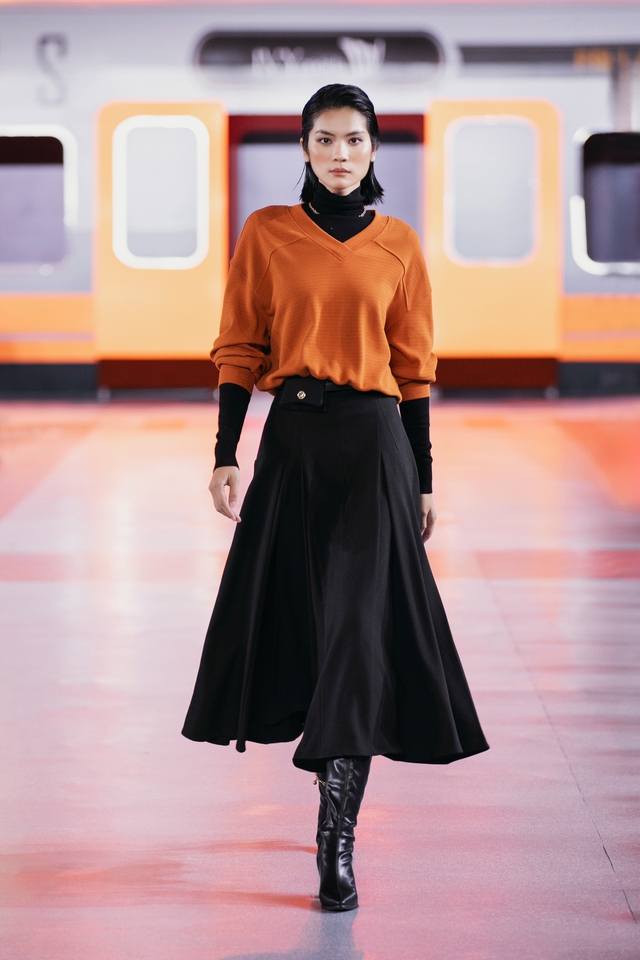 Kỳ Duyên Minh Triệu làm vedette show thời trang Express Thu Đông 2023 tại Hà Nội - Ảnh 6.