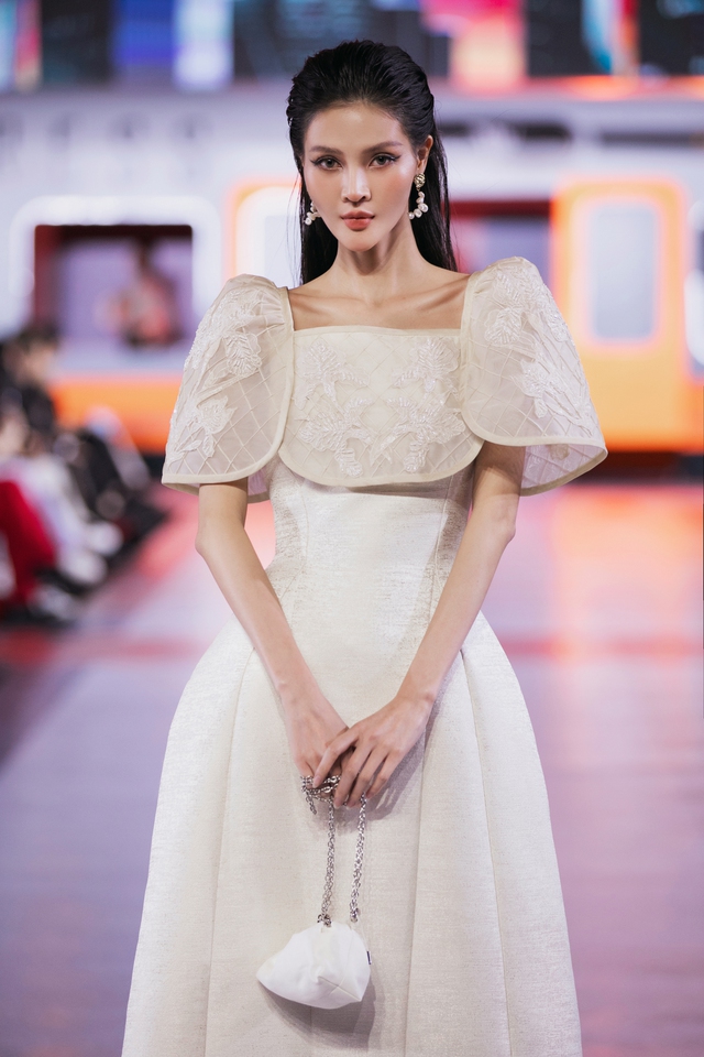 Kỳ Duyên Minh Triệu làm vedette show thời trang Express Thu Đông 2023 tại Hà Nội - Ảnh 4.