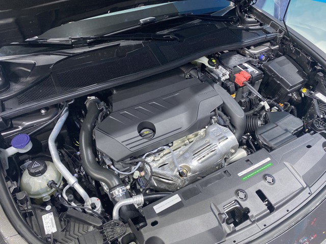 Ưu - nhược Peugeot 408 GT: xe 'dân chơi' đáng tiền - Ảnh 5. Ưu - nhược Peugeot 408 GT: xe 'dân chơi' đáng tiền - Ảnh 5.