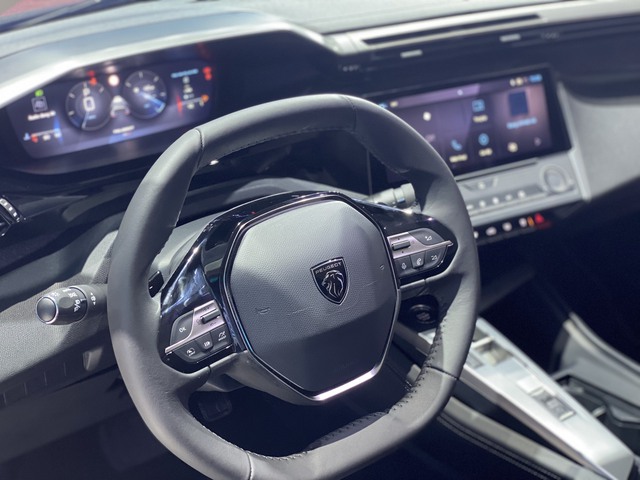 Ưu - nhược Peugeot 408 GT: xe 'dân chơi' đáng tiền - Ảnh 4. Ưu - nhược Peugeot 408 GT: xe 'dân chơi' đáng tiền - Ảnh 4.