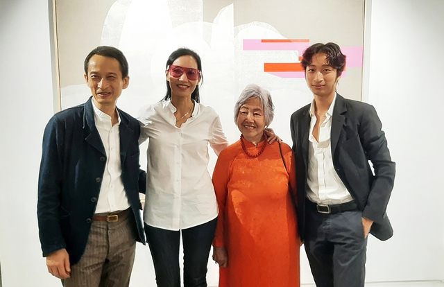 Đạo diễn Trần Anh Hùng, Trần Nữ Yên Khê cùng mẹ và con trai tại buổi khai mạc triển lãm tối 21.10