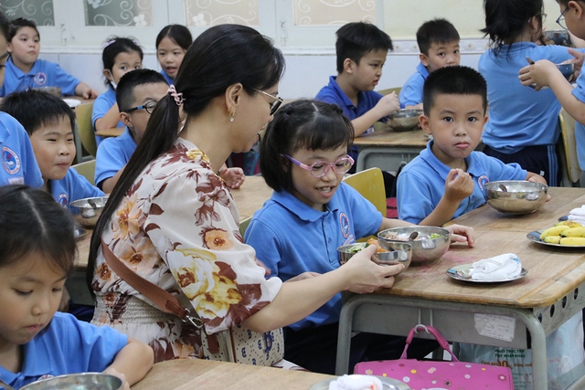 Khi cha mẹ và con cùng ăn cơm bán trú ở trường - Ảnh 1.