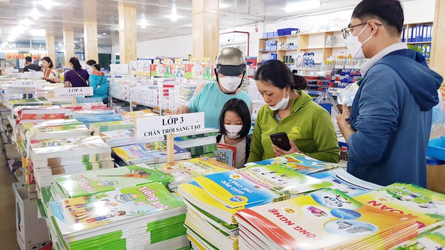 Trong 4 năm Bộ GD-ĐT 3 lần thay đổi quy định chọn sách giáo khoa? - Ảnh 3. Trong 4 năm Bộ GD-ĐT 3 lần thay đổi quy định chọn sách giáo khoa? - Ảnh 3.