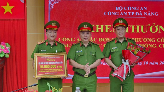 Đà Nẵng: Thưởng nóng vụ bắt nghi phạm dâm ô các em học sinh tiểu học - Ảnh 1. Đà Nẵng: Thưởng nóng vụ bắt nghi phạm dâm ô các em học sinh tiểu học - Ảnh 1.
