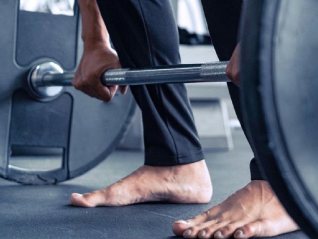 Đi chân trần khi tập gym có gây hại không ? - Ảnh 1. Đi chân trần khi tập gym có gây hại không ? - Ảnh 1.