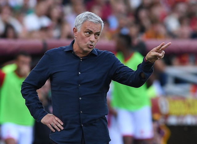 HLV Mourinho giải thích lý do vì sao nhận thẻ đỏ trong trận AS Roma thắng Monza - Ảnh 1.