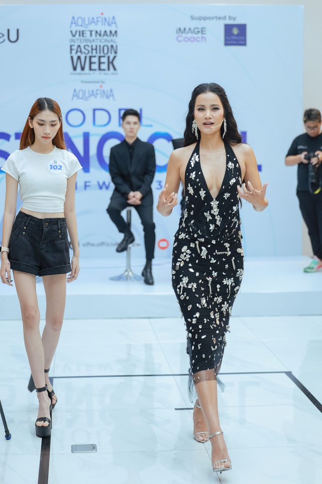 Á hậu Hương Ly mặc quyến rũ khi tuyển chọn người mẫu trẻ - Ảnh 6.