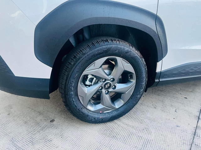 Cận cảnh Hyundai Custin bản tiêu chuẩn, giá 850 triệu có đáng tiền? - Ảnh 2. Cận cảnh Hyundai Custin bản tiêu chuẩn, giá 850 triệu có đáng tiền? - Ảnh 2.