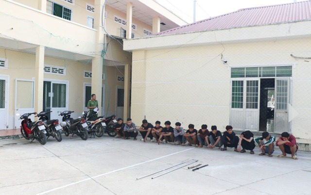 Sóc Trăng: Tạm giữ 13 nghi can mang theo hung khí chuẩn bị ‘hỗn chiến’ - Ảnh 2. Sóc Trăng: Tạm giữ 13 nghi can mang theo hung khí chuẩn bị ‘hỗn chiến’ - Ảnh 2.